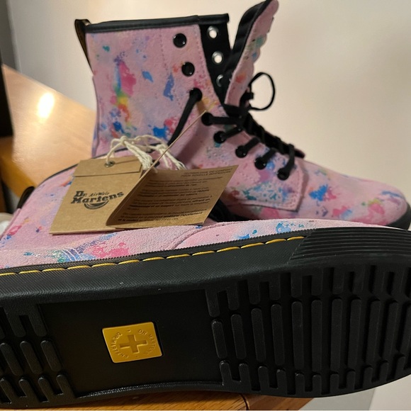 NWT Dr. Martens Sheridan Pink Rainbow Burst Suede size US Women’s 9 - Picture 2 of 4
